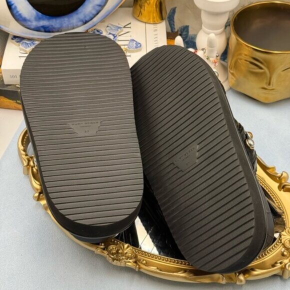 🆕 KURT GEIGER LONDON 🧿 NWOB Orson Cross Scallop Sandal, Black - Sz 37 US  7 - Picture 13 of 16